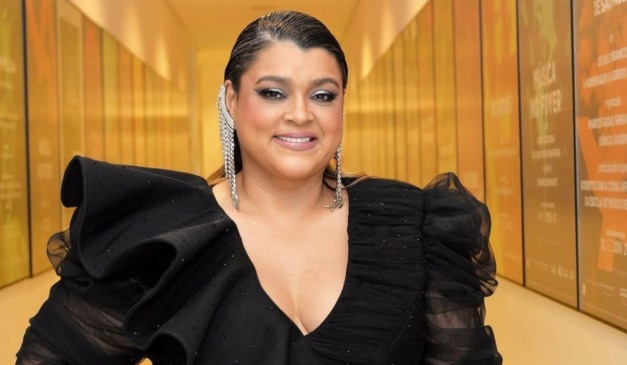 Preta Gil com um vestido preto