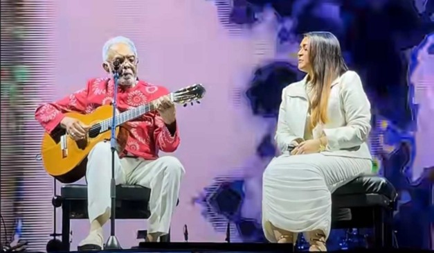 Preta Gil cantando ao lado do pai, Gilberto Gil