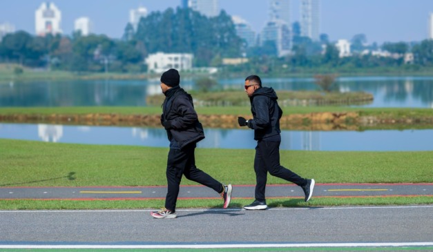 Pessoa correndo durante a previsão de frio para agosto no Paraná