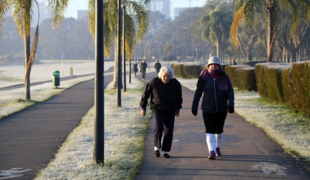 idosas andando no frio para ilustrar a previsão do tempo em curitiba