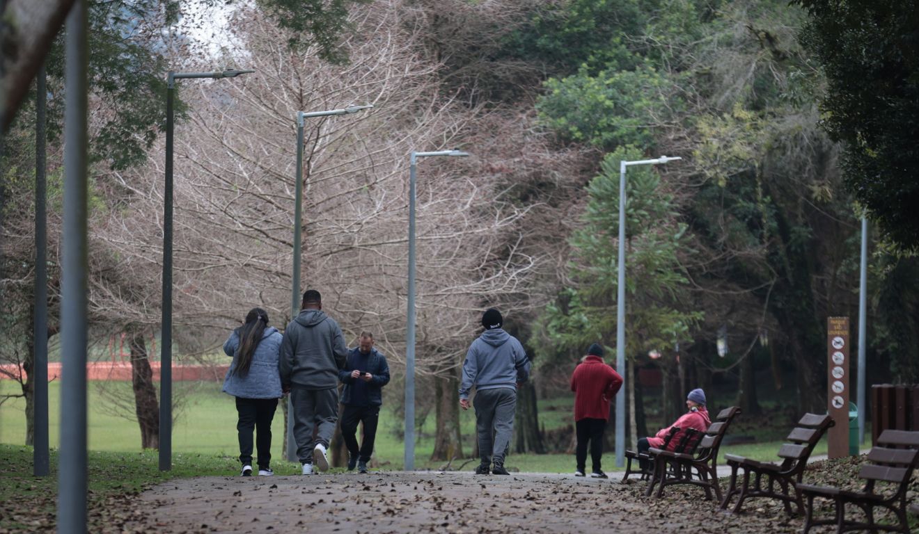foto de pessoas andando no frio para ilustrar a previsão do tempo em Curitiba
