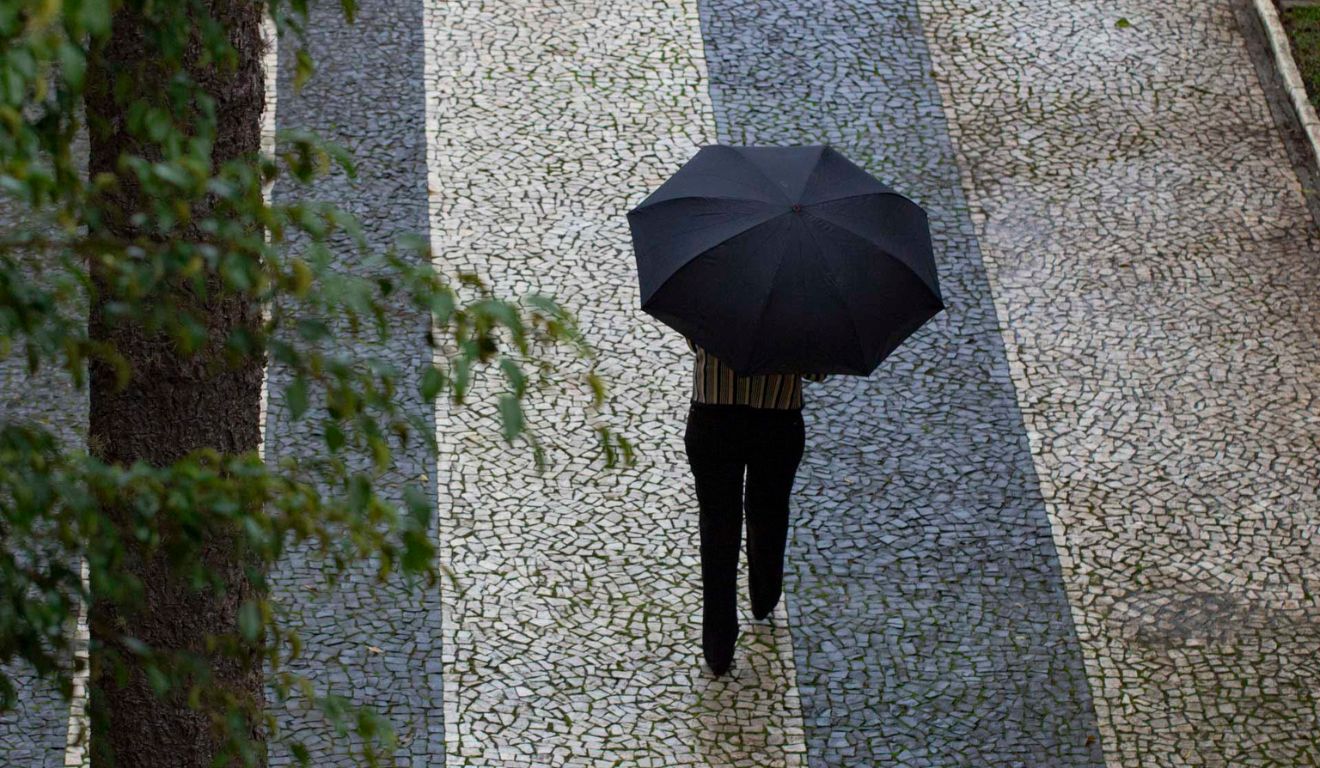 pessoa andando na chuva para ilustrar a previsão do tempo no Paraná