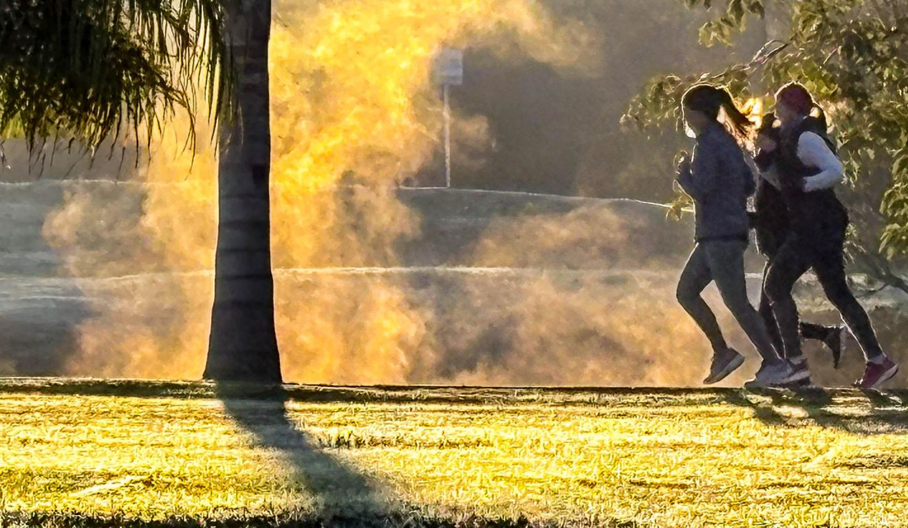 mulheres correndo no frio para ilustrara a previsao do tempo no paraná