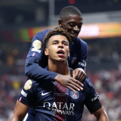 Doué e Dembélé comemoram gol do PSG sobre o Bayern nas quartas.