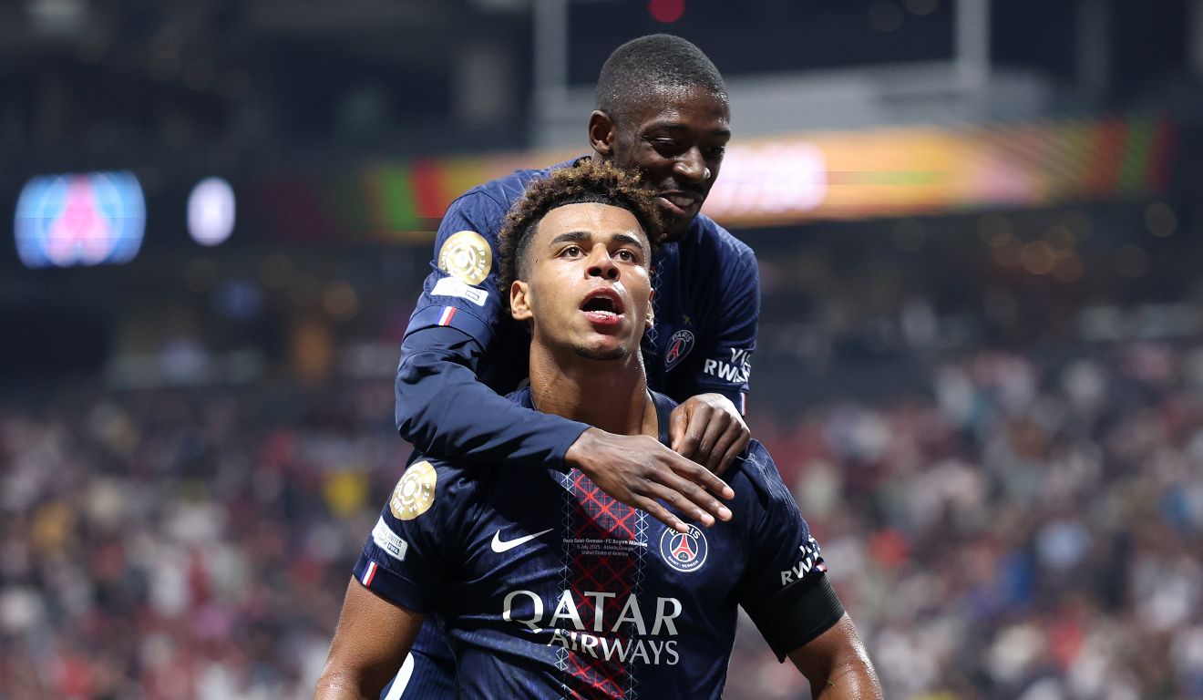 Doué e Dembélé comemoram gol do PSG sobre o Bayern nas quartas.