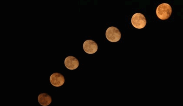 Imagem ilustrativa de várias luas no céu.