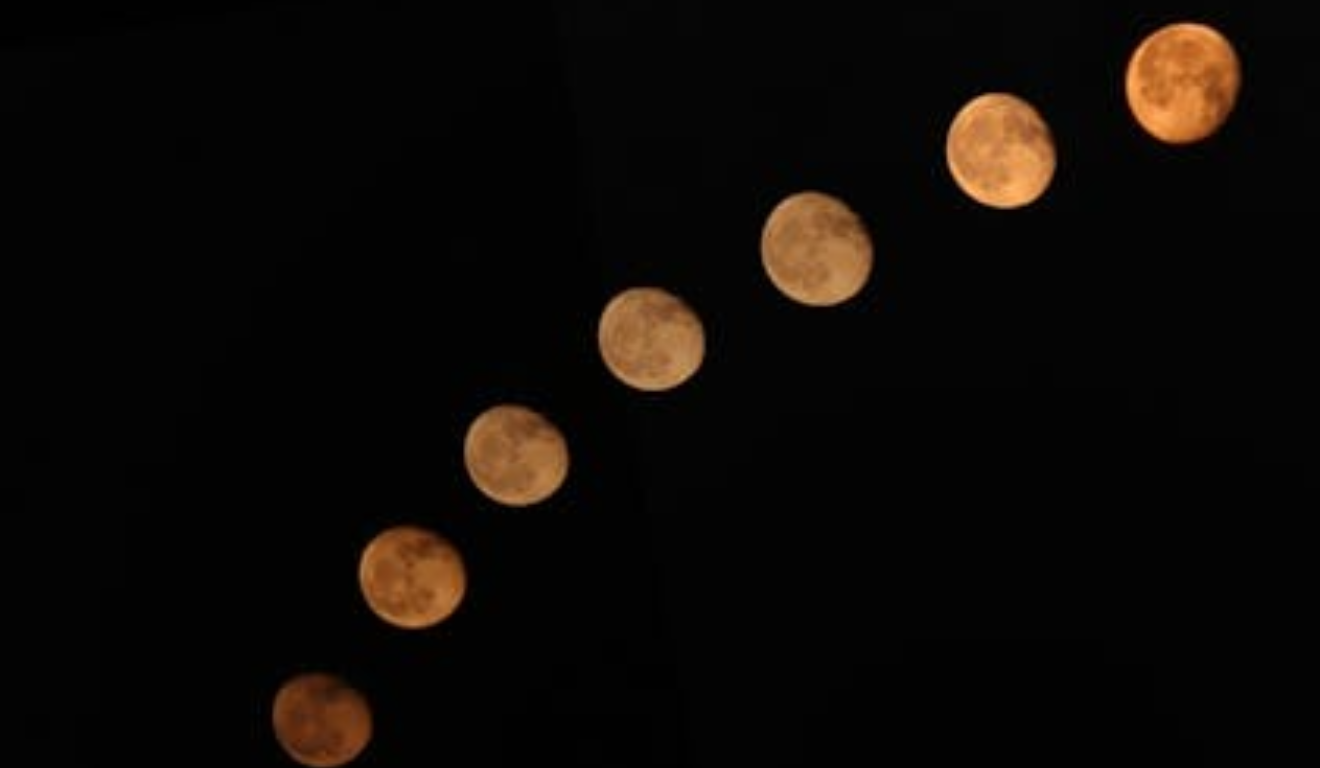 Imagem ilustrativa de várias luas no céu.
