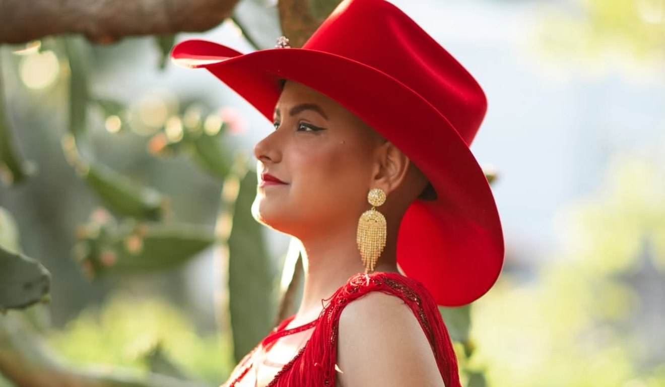 Rainha de rodeio com roupa vermelha