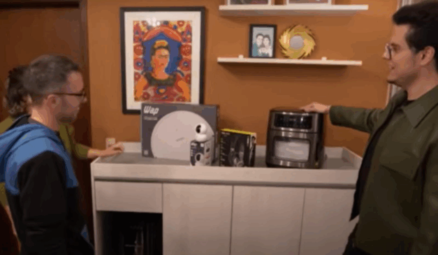 participante do programa Repaginando, da RICtv, e apresentador André Henning durante entrega da Air Frayer