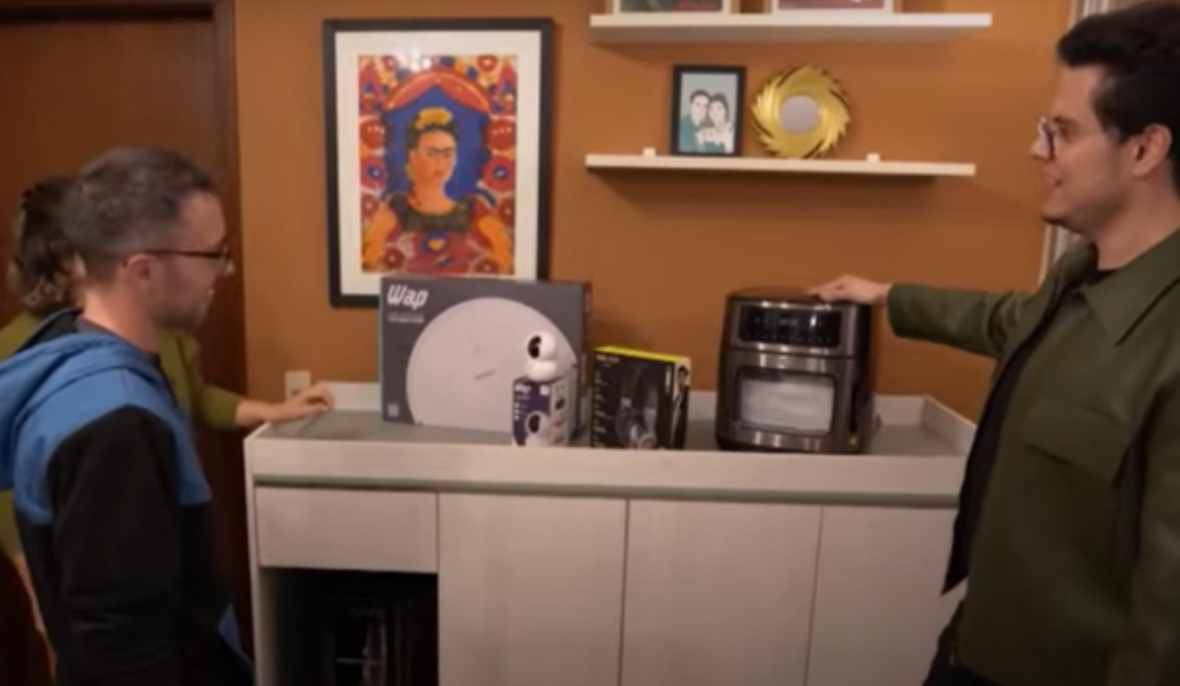 participante do programa Repaginando, da RICtv, e apresentador André Henning durante entrega da Air Frayer