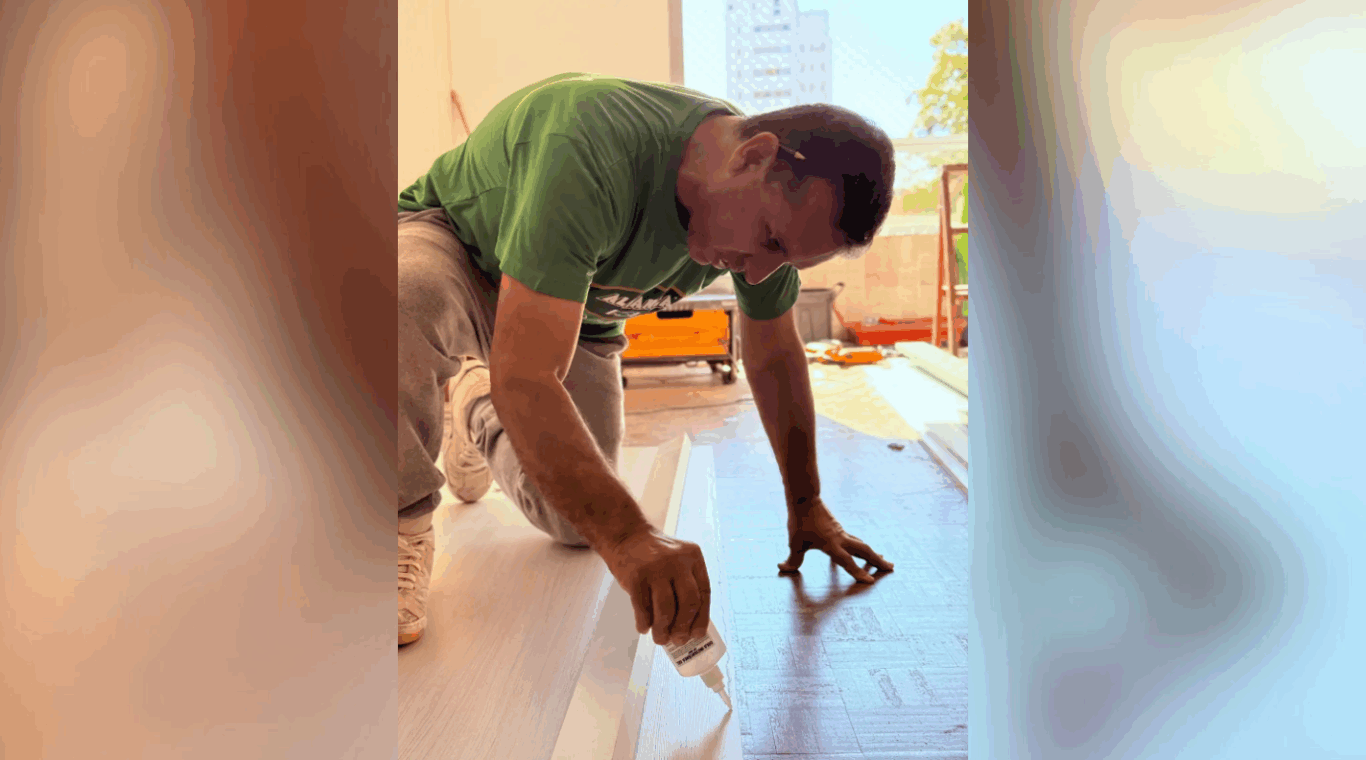 homem preparando móvel planejado