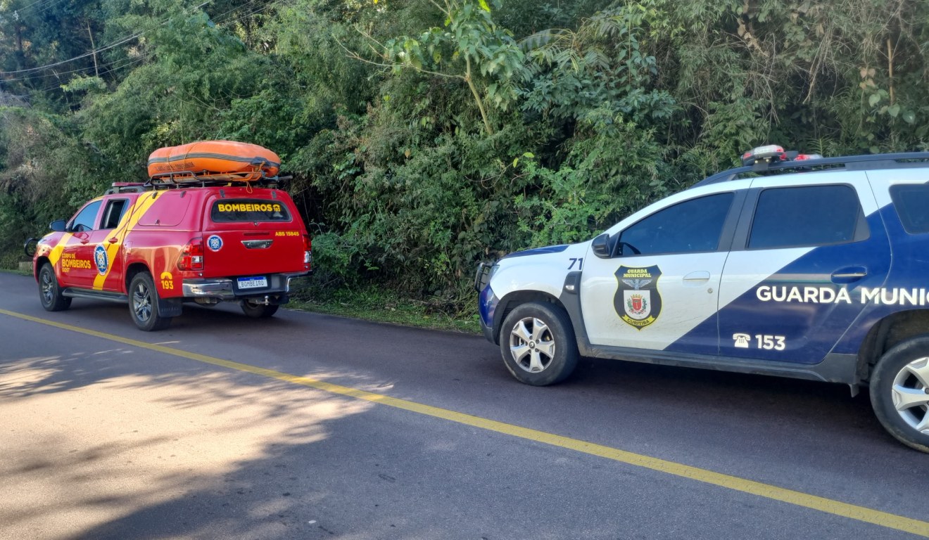 carro dos bombeiros e guarda civil