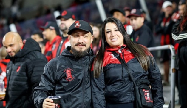 André e Bruna em jogo do Furacão (Foto: Acervo pessoal)