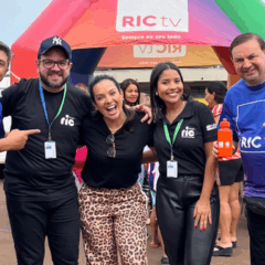 Apresentadores da RICtv Maringá, Salsicha e Nader Khalil, posando para foto com os fãs dos programas