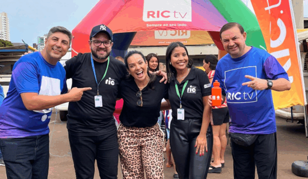 Apresentadores da RICtv Maringá, Salsicha e Nader Khalil, posando para foto com os fãs dos programas