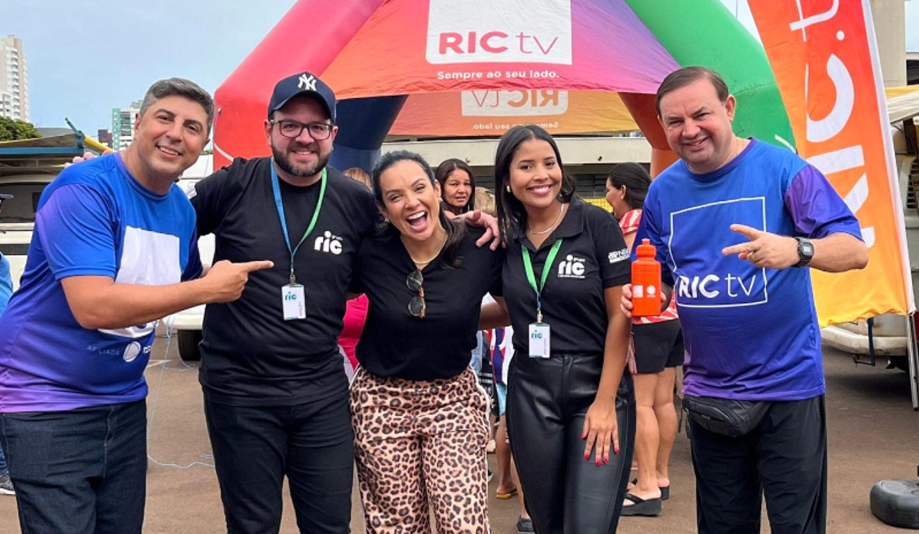 Apresentadores da RICtv Maringá, Salsicha e Nader Khalil, posando para foto com os fãs dos programas