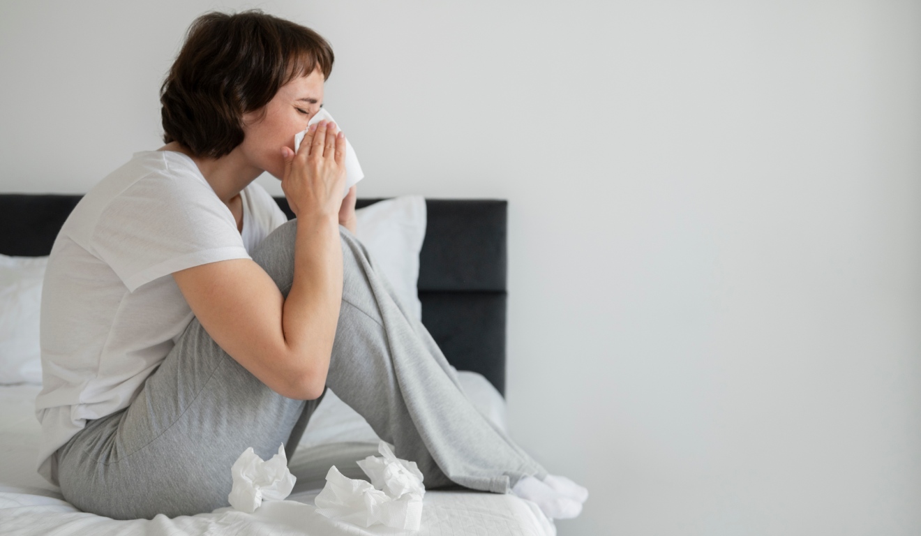 Pessoa com sinusite ou rinite assoando o nariz