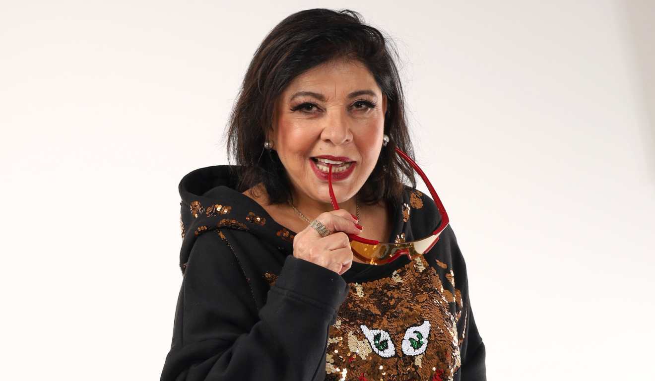 Roberta Miranda que estará em Curitiba com óculos na boca