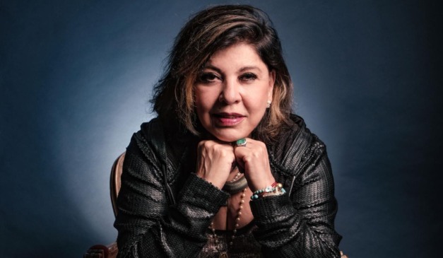 Roberta Miranda colocando a mão no queixo