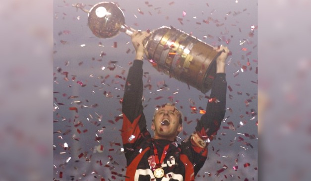 Ceni com a taça da Libertadores. (Foto: Reprodução/ São Paulo FC)
