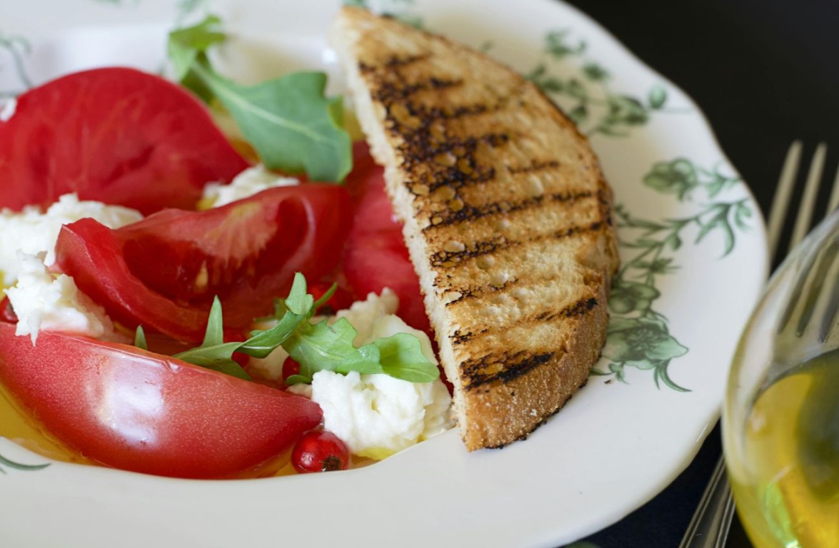 Tomate é fruta comum de se ter em casa e é uma delícia em saladas
