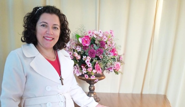 ANa teles em uma foto com roupa branca