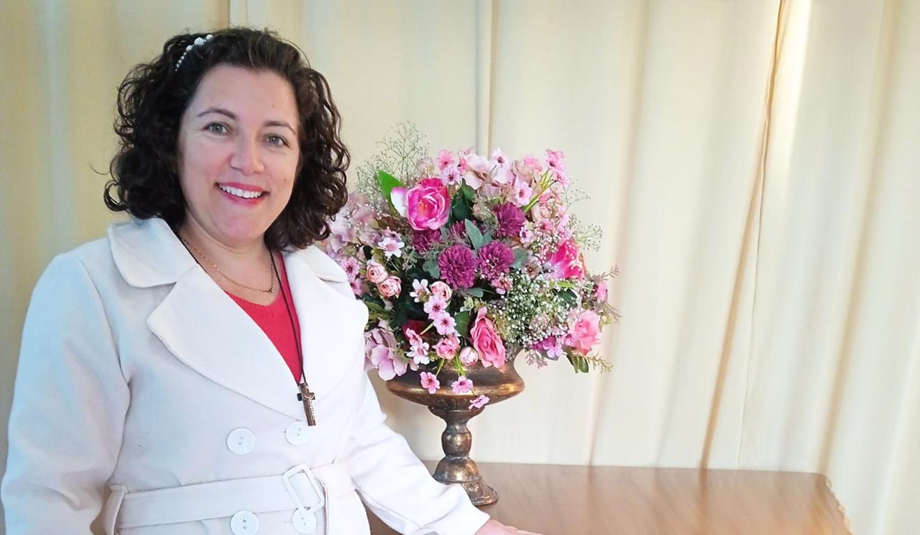 ANa teles em uma foto com roupa branca