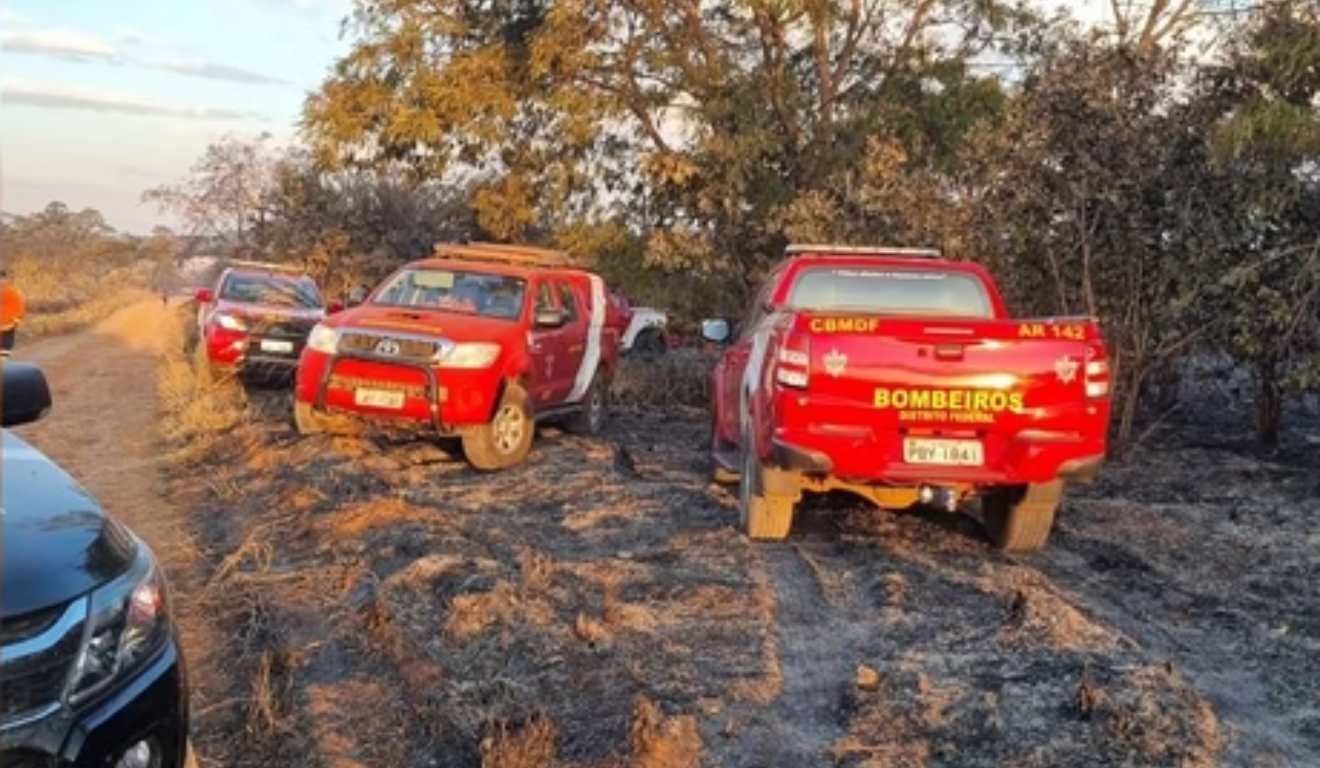 Bombeiros no local da tragédia. 