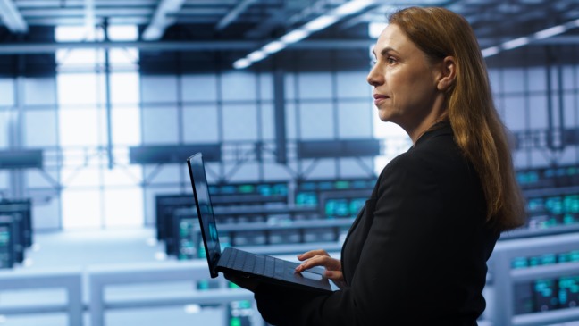 Servidor público realizando jornada extra com computador em mãos, ilustrando o direito a remuneração adicional.