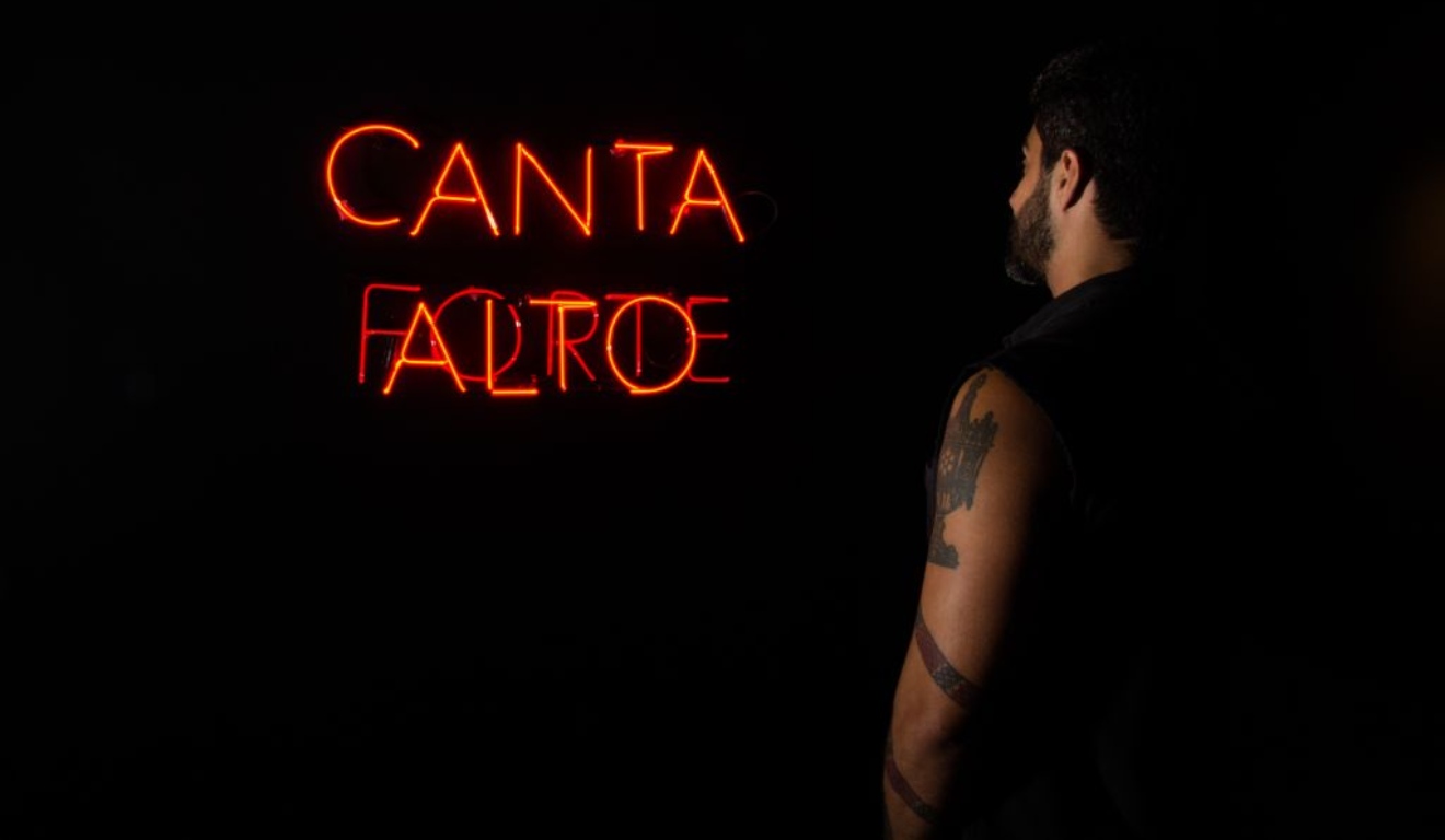 Obra da exposição Solfejo. O fundo é preto e o letreiro em led diz Canta Alto