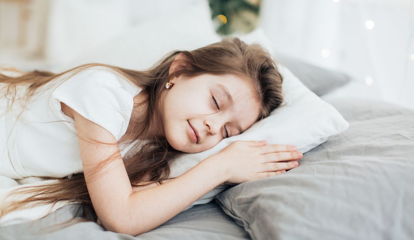 criança deitada e dormindo