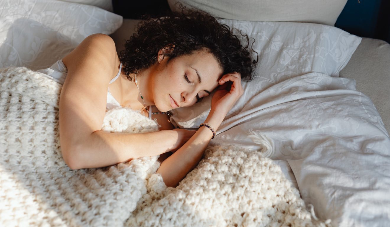 mulher deitada dormindo