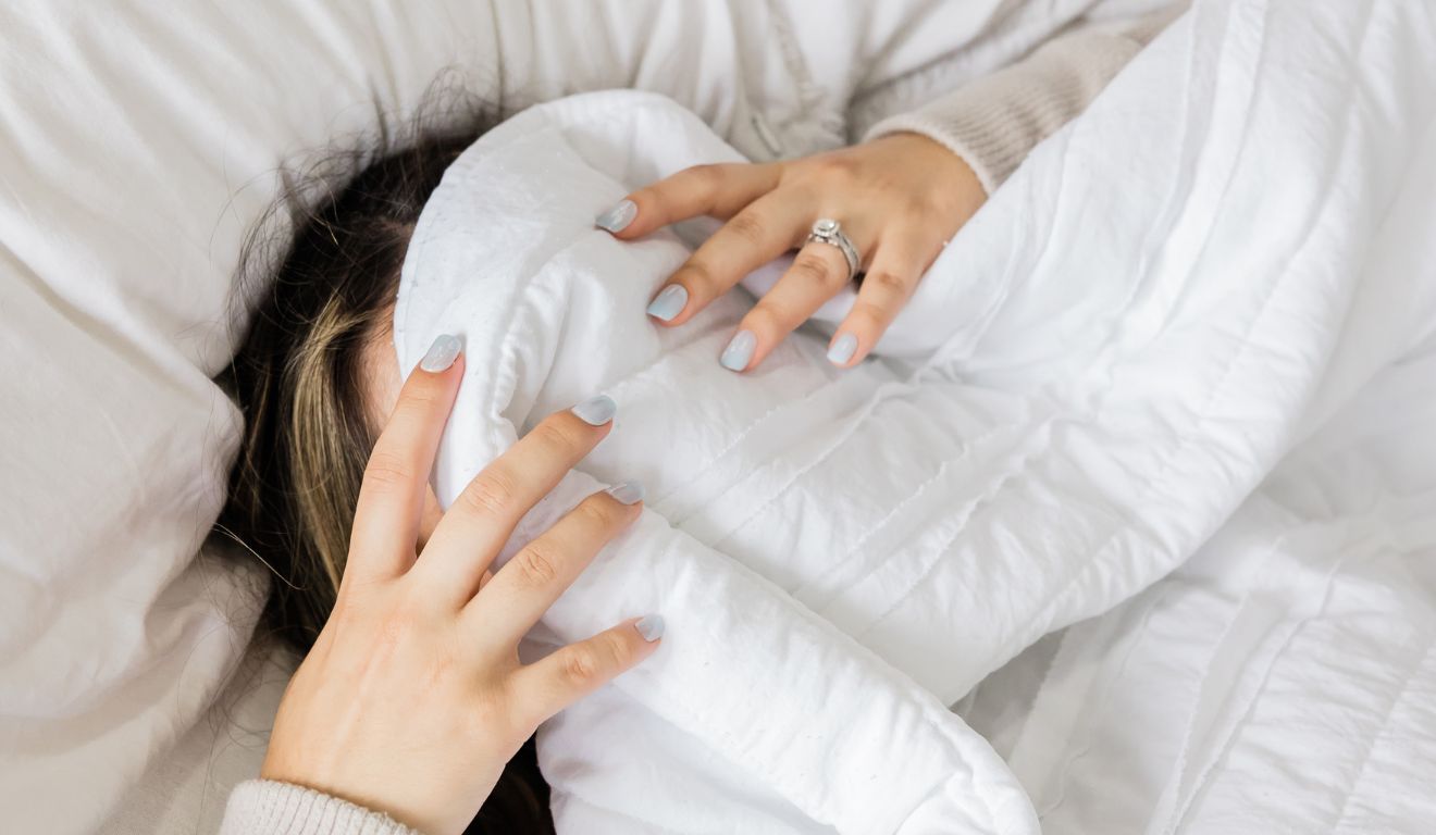 mulher deitada para ilustrar casos de sonambulismo