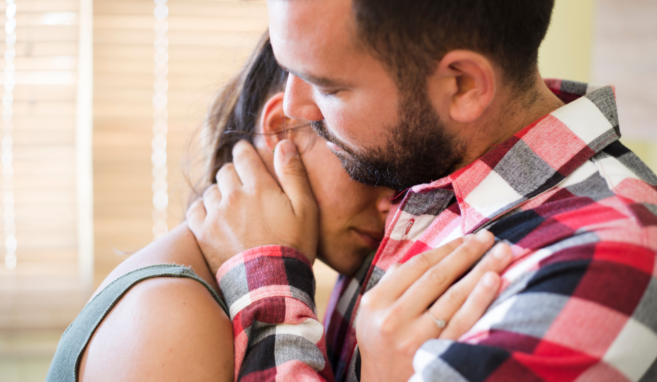 Imagem ilustrativa de um casal abraçado.