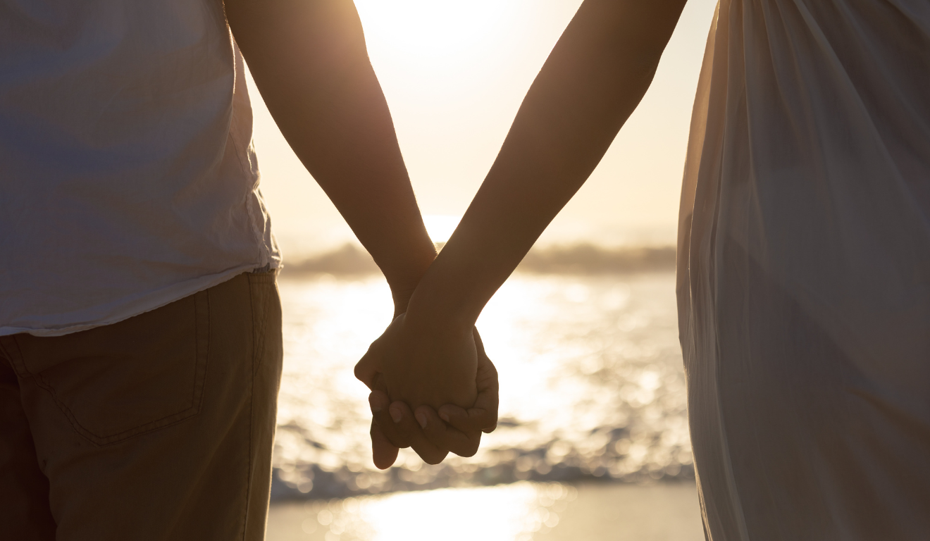 Imagem ilustrativa de um casal de mãos dadas.