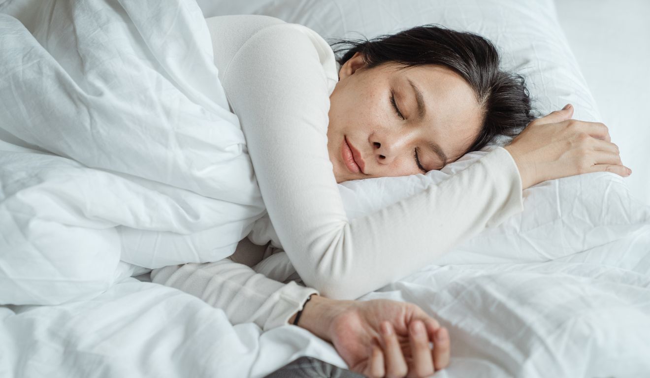 mulher dormindo para ilustrar sonho lúcido