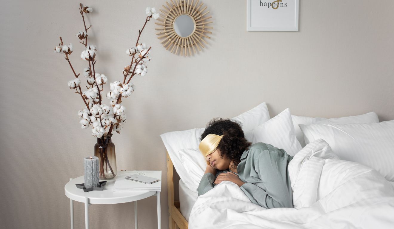 mulher deitada na cama dormindo