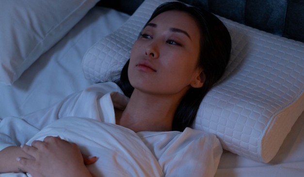 pessoa deitada e acordada para ilustrar o sono interrompido