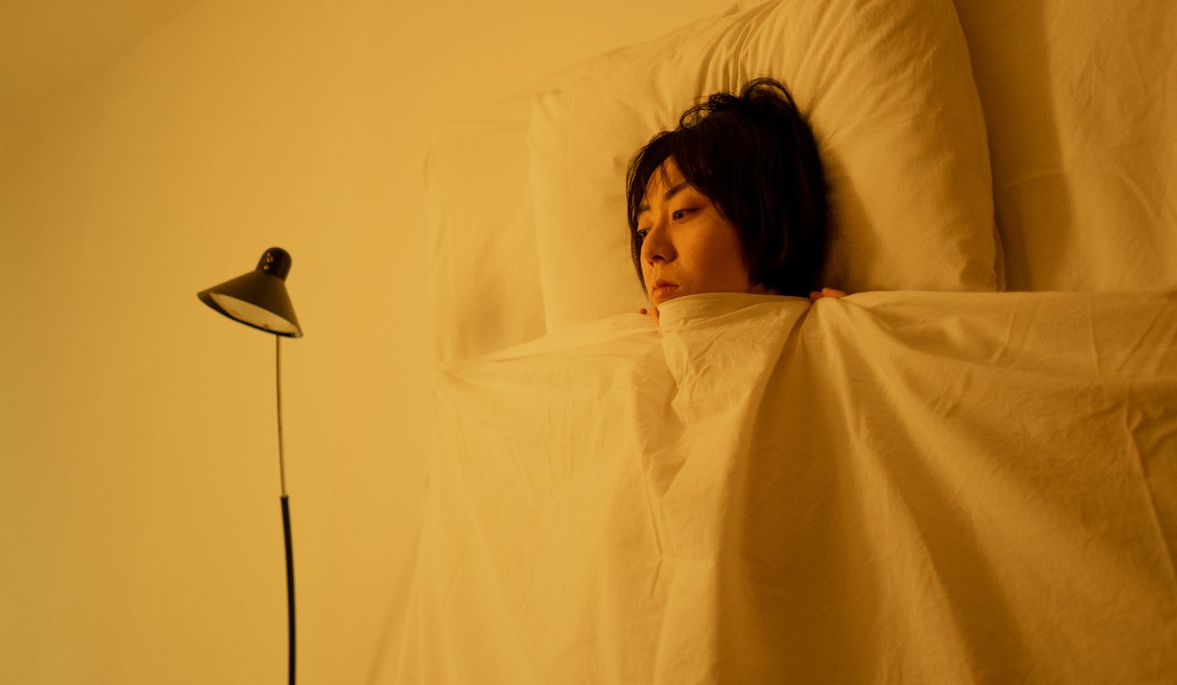 pessoa deitada acordada