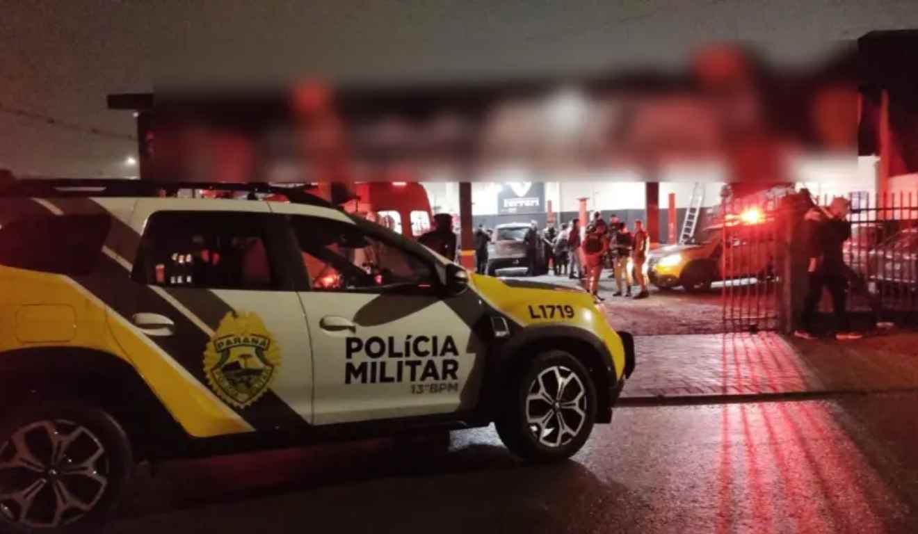 Polícia Militar em ocorrência de suspeito que invadiu centro automotivo e matou dois
