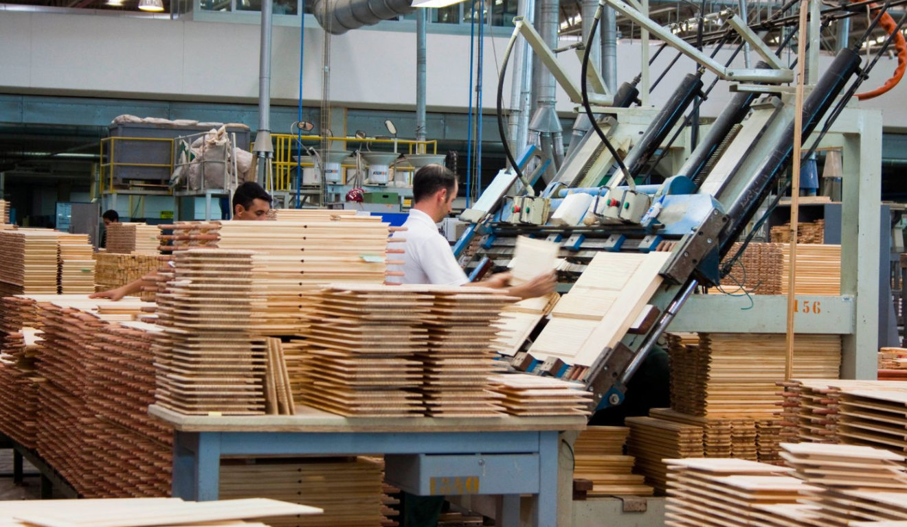 indústria de madeira operando e fabricando placas de madeira