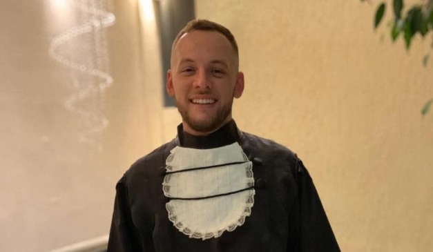 Jovem técnico de enfermagem sorri em traje de formatura; ele morreu em acidente na Linha Verde, em Curitiba.