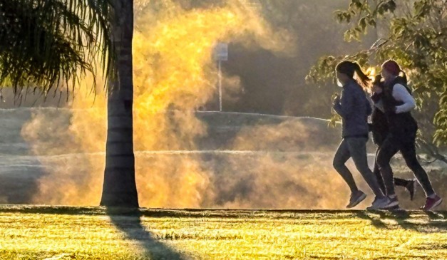 pessoas correndo em uma temperatura baixa