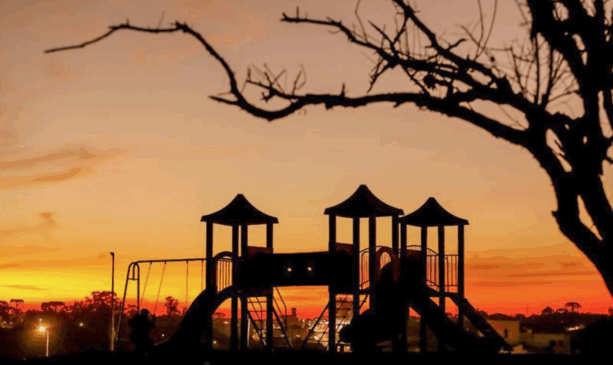 parquinho de diversão com por do sol