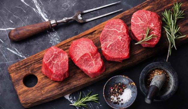 carne crua em tábua de churrasco