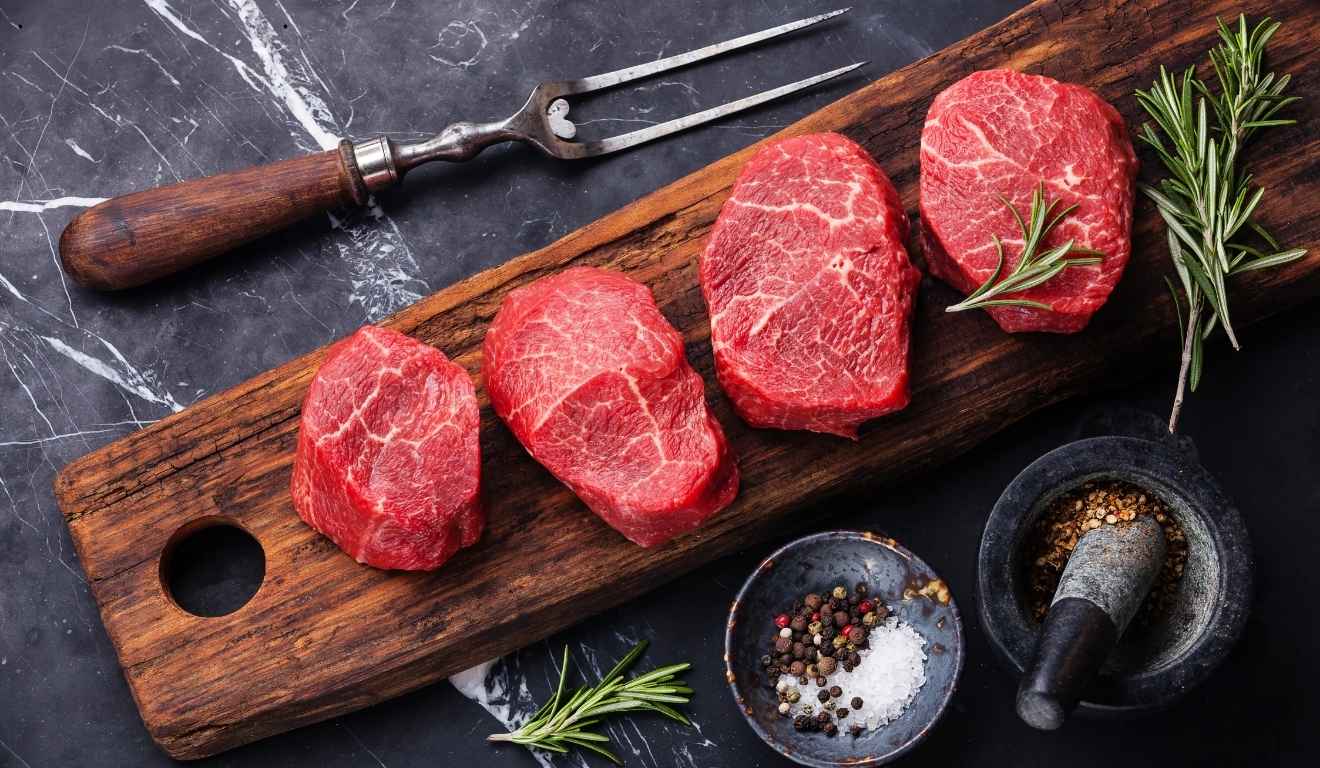 carne crua em tábua de churrasco