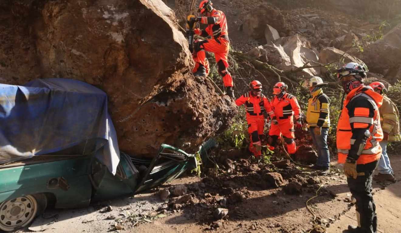 Carro é esmagado por rocha durante terremoto na Guatemala