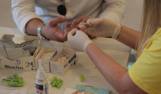 Pessoa realizando testagem gratuita para hepatites B e C