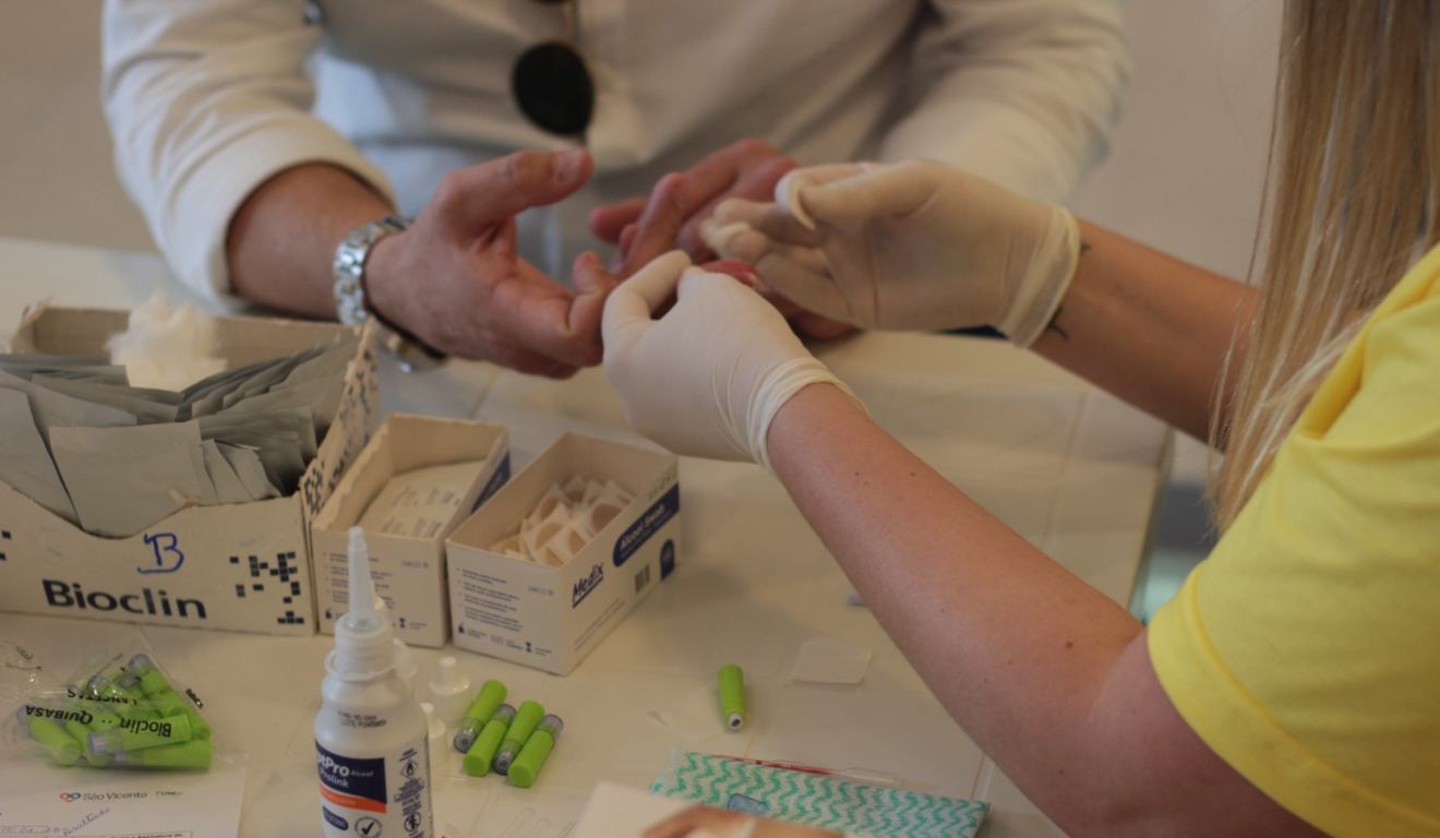 Pessoa realizando testagem gratuita para hepatites B e C