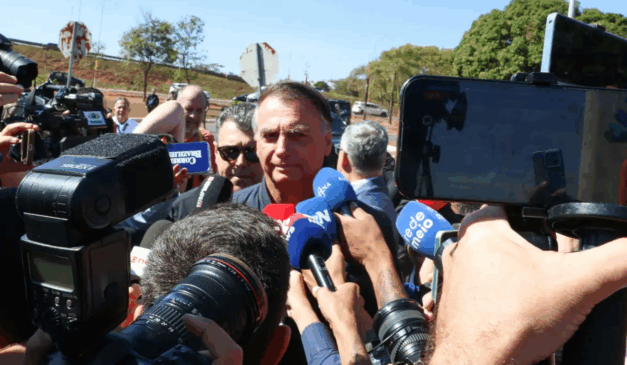 Jair Bolsonaro dando entrevista depois de colocar tornozeleira eletrônica